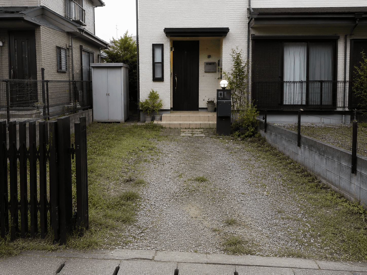 玄関アプローチと駐車場のリフォーム(施工前)