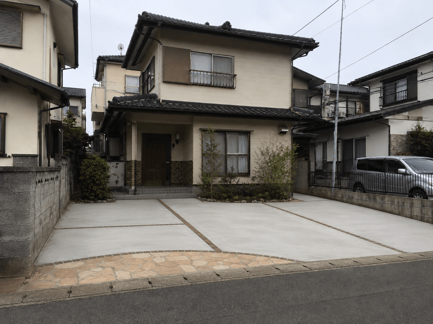 レンガ目地を取り入れた洋風駐車場リフォーム(施工後)