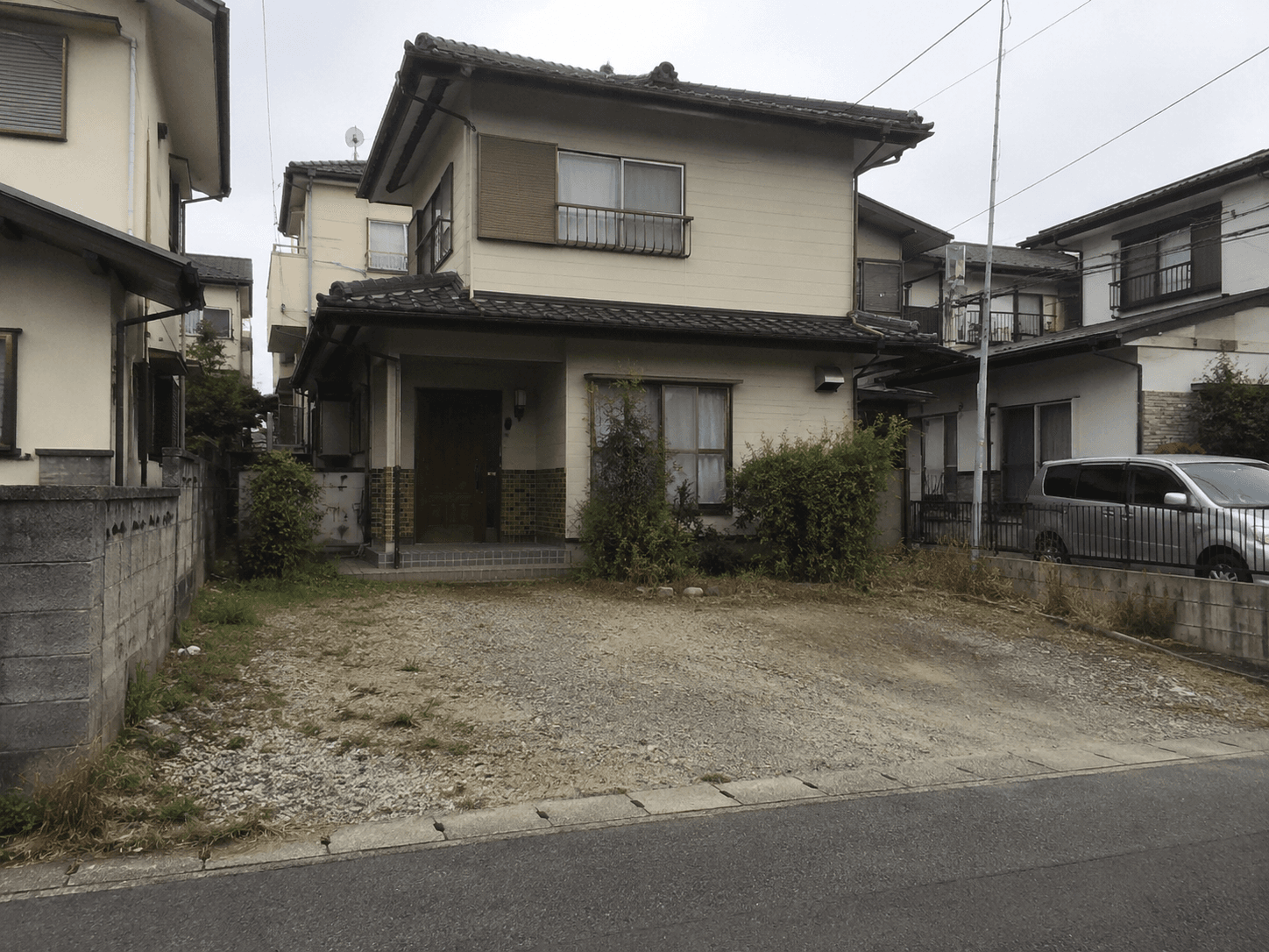 レンガ目地を取り入れた洋風駐車場リフォーム(施工前)